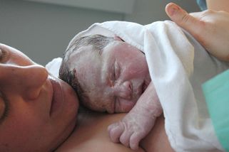 Ještě nedávno byl pro ženy porod ponižujícím ritálem. S novou dobou ale přišly nové problémy - Médium.cz